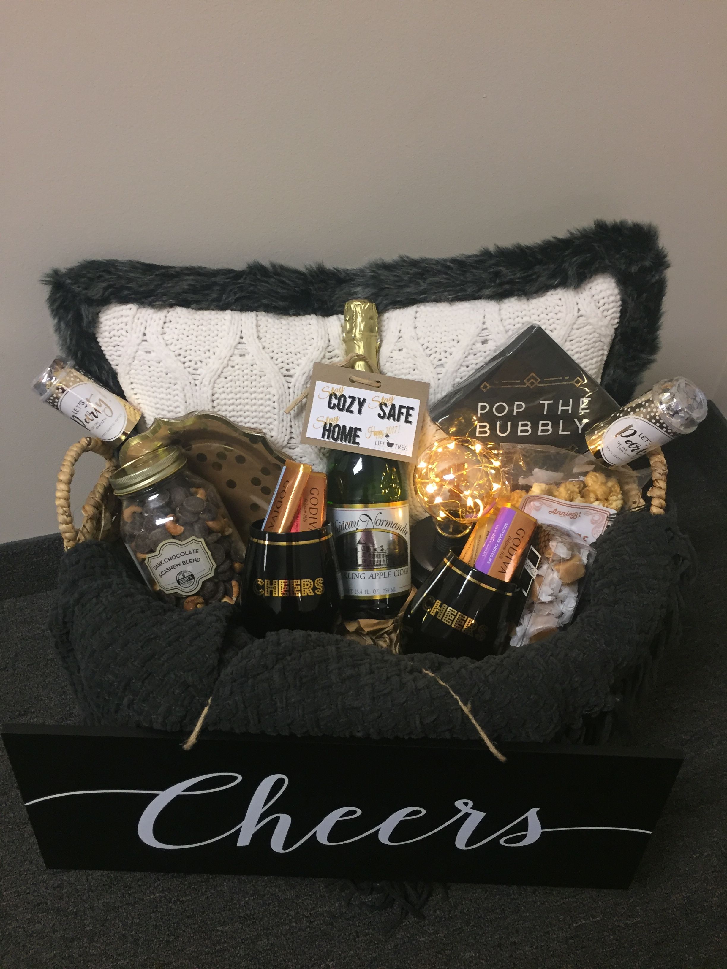 Stay cozy gift basket. NYE gift basket. New year's eve. | Diy gifts new