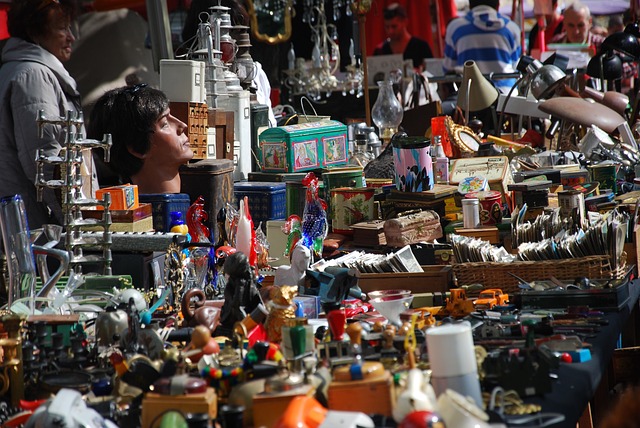 2.‍ Unearthing ‌Lucca's Hidden Gems: ⁤The Insider's Guide to Navigating the Antique Market