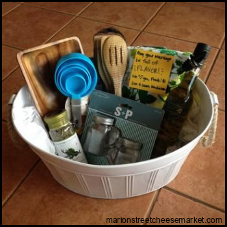BEST Wedding Gift Baskets! DIY Wedding Gift Basket Ideas - For Bride ...